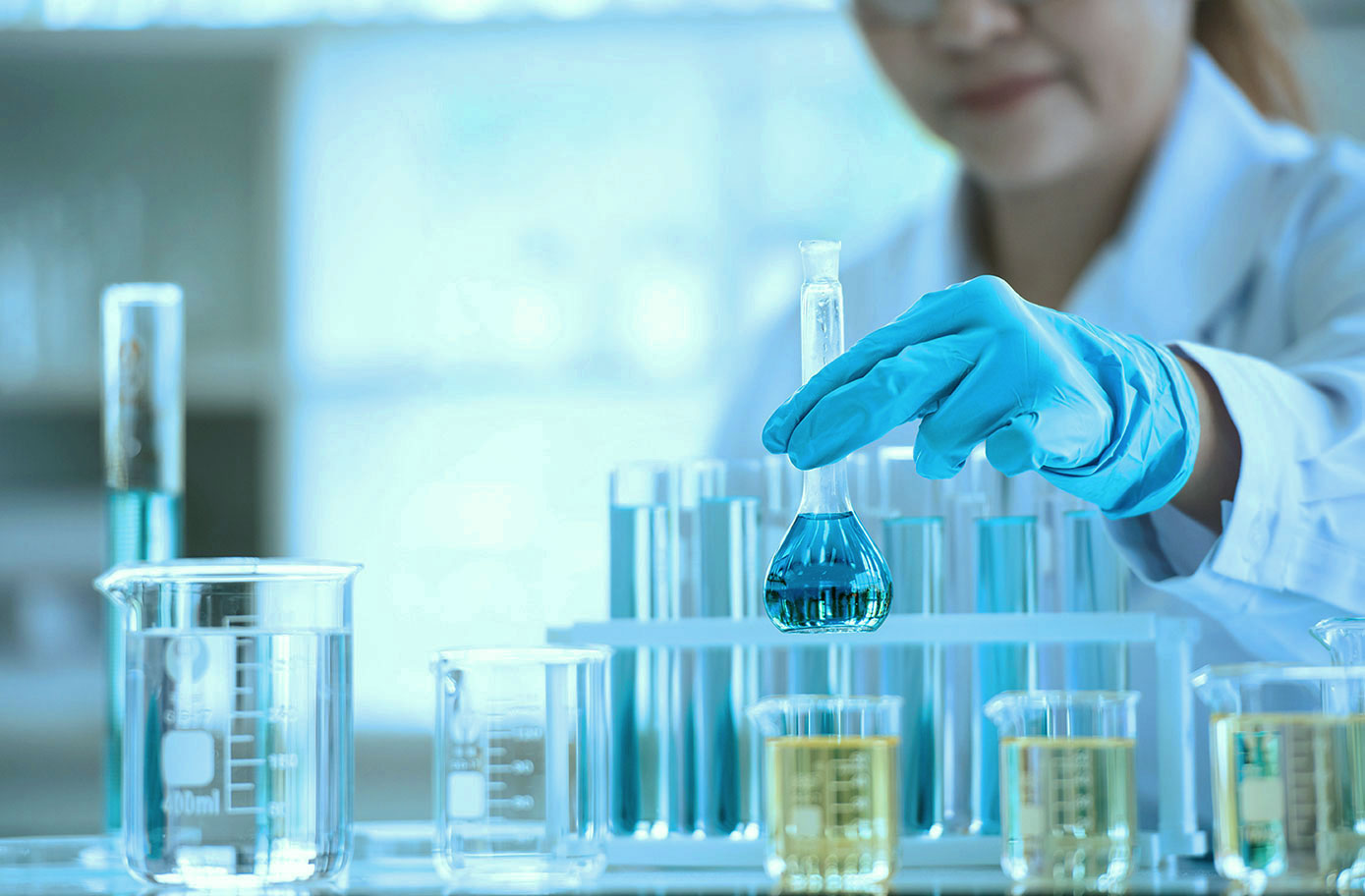 cientista trabalhando em laboratório